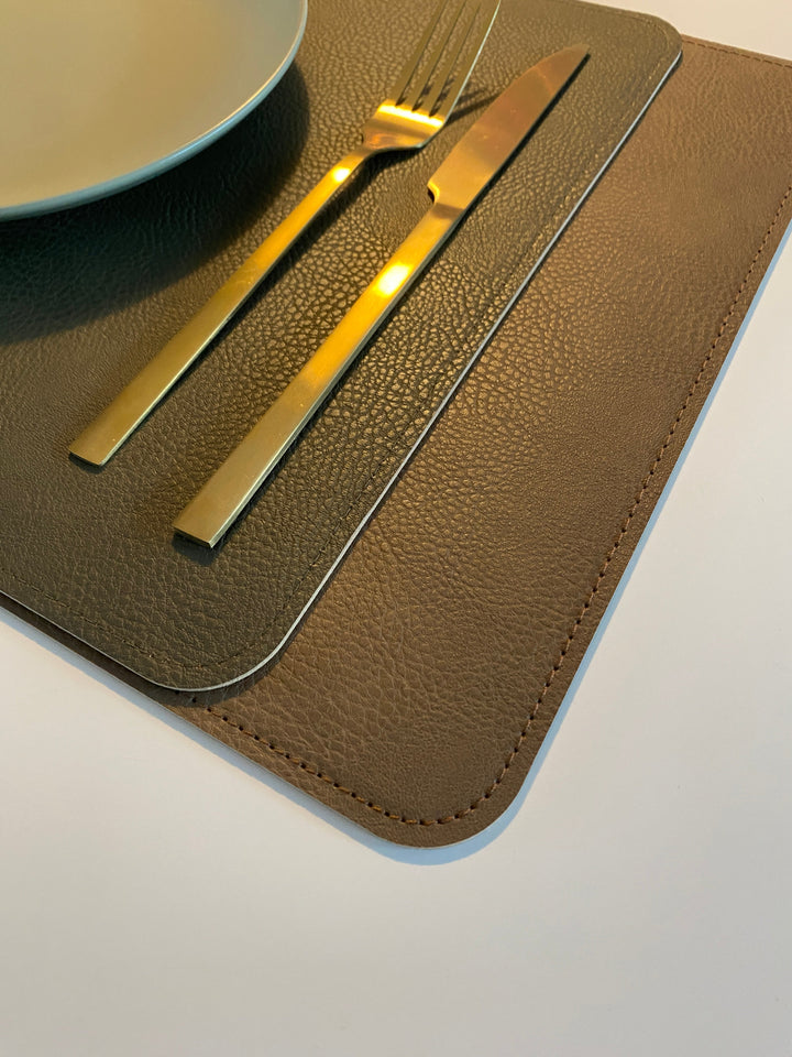 Vändbar bordsunderlägg - PU 30x45 cm army/camel