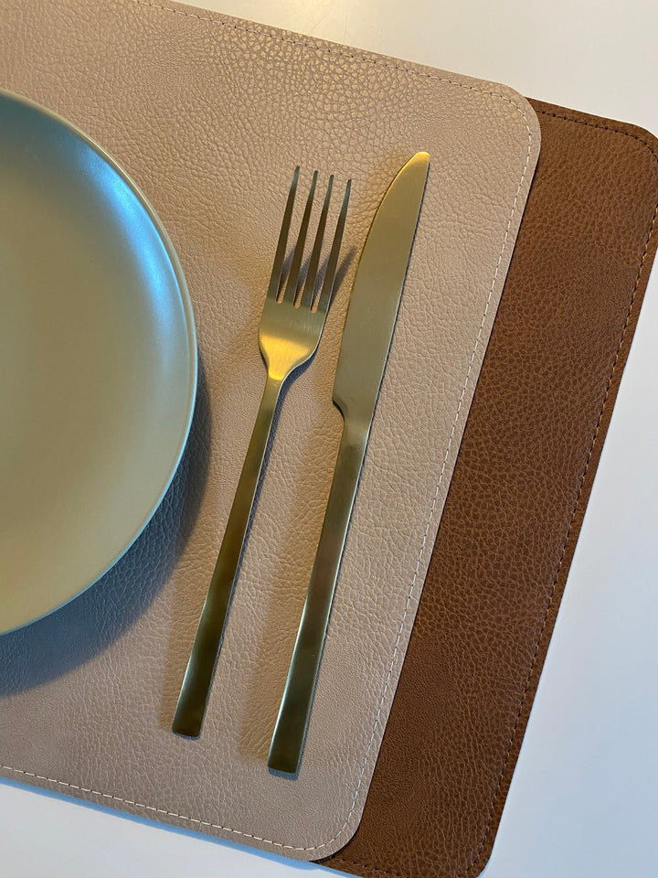 Vändbar bordsunderlägg - PU 30x45 cm tobak/sand