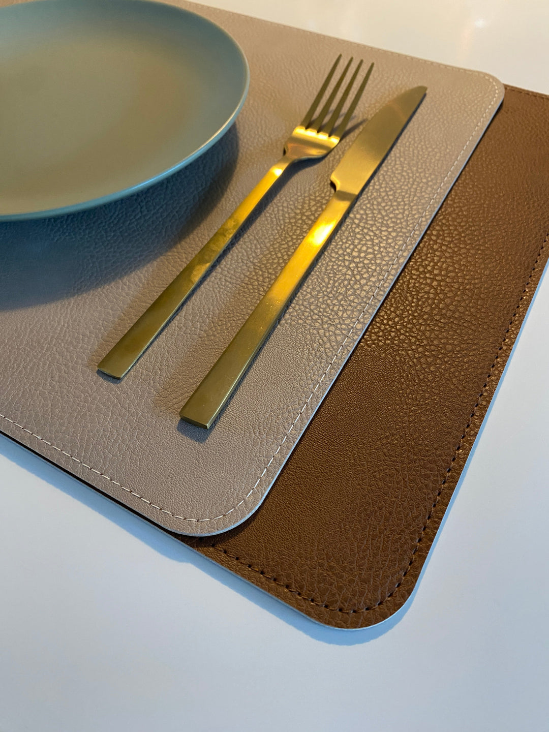 Vändbar bordsunderlägg - PU 30x45 cm tobak/sand