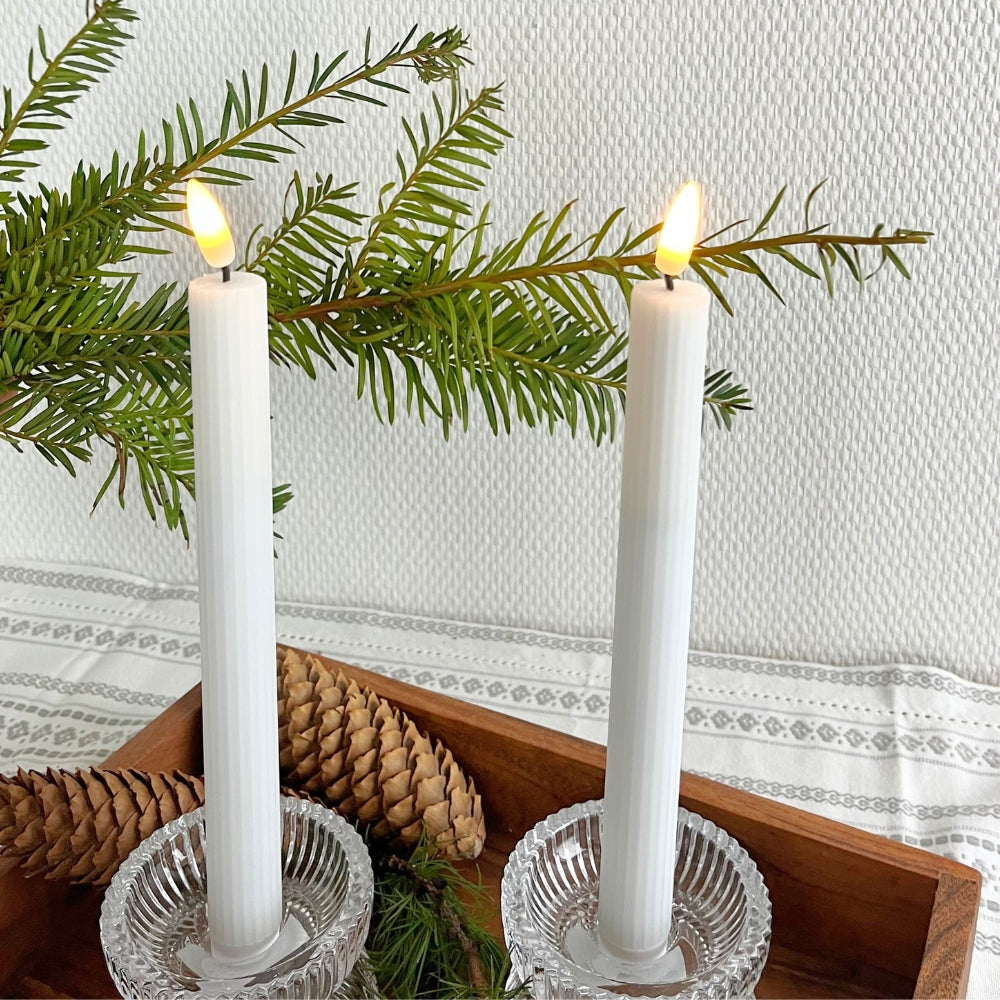 Conzept - Ljusstake med rörlig låga i vitt 2 st med räfflor - 22 cm