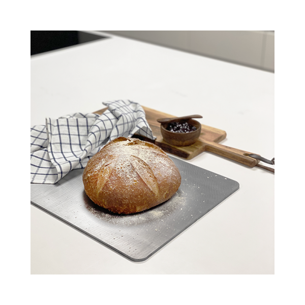 Krispigt bröd och pizza med bakstål