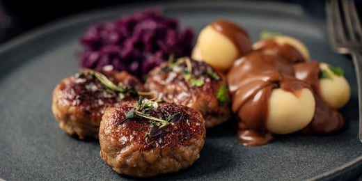 Köttbullar med potatis och pannsås