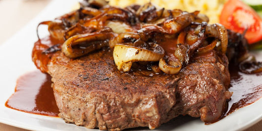 Nötfärs med mjuk lök, potatis och sås