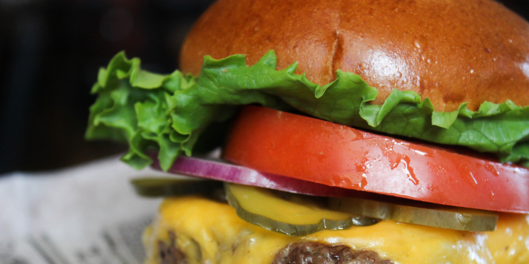Burger med Big Mac-dressing och krispiga pommes frites