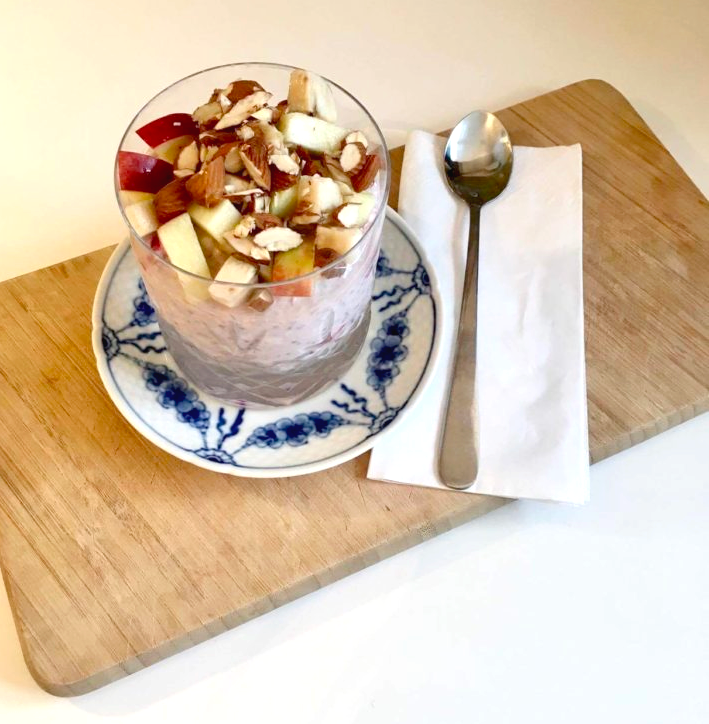 Chiapudding med keso, färsk frukt och nötter