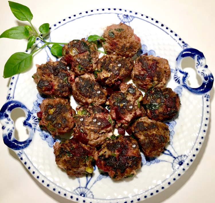 Saftiga köttbullar med spenat, parmesan och rödbetor