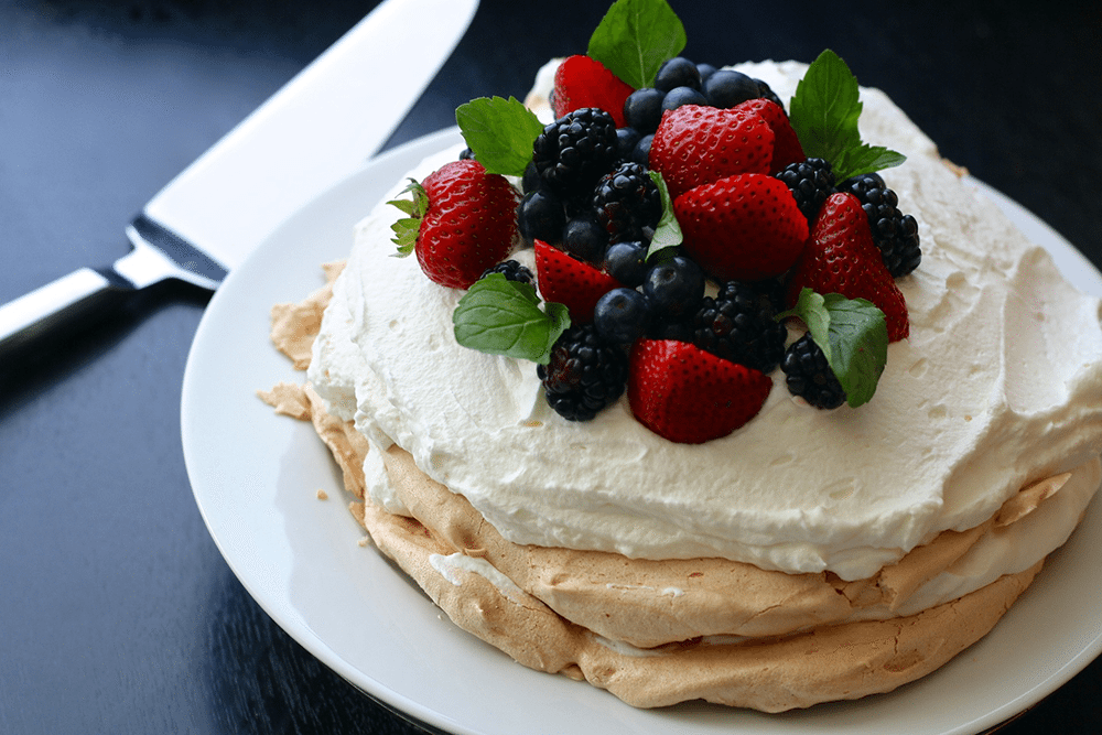 Pavlova med bär - En klassisk sommardessert