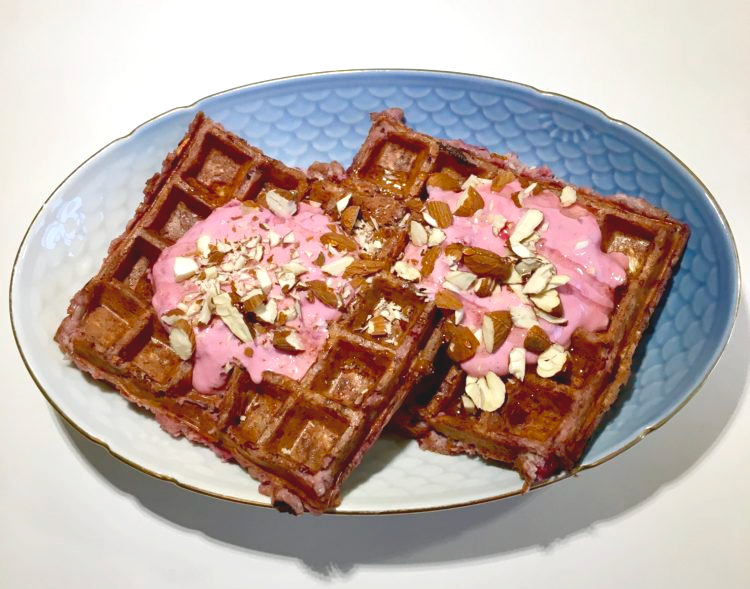 Krispiga brunchvåfflor med hallonkräm