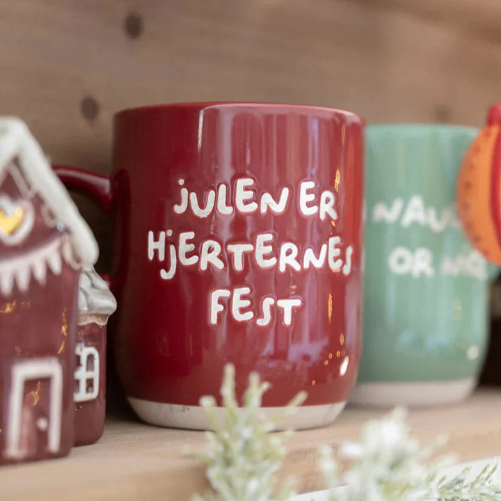 The Old Pharmacy - Mugg 30 cl. röd - Julen är hjärtans fest