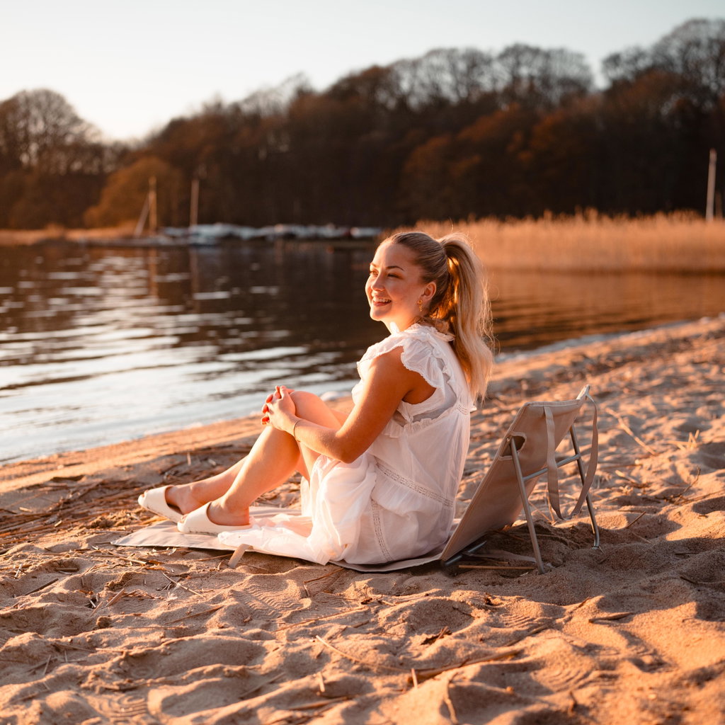 Foldbar strandmåtte med ryglæn
