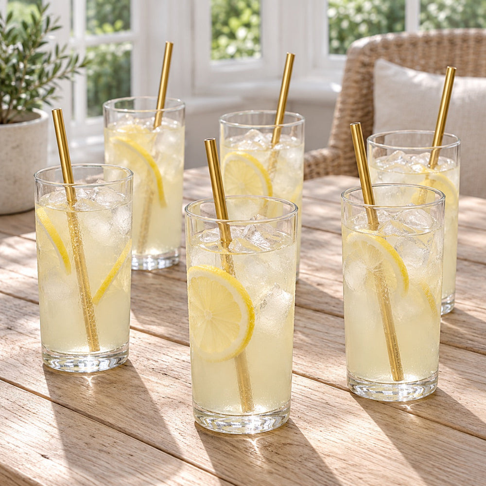 Sugerør metal guld i glas med lemonade