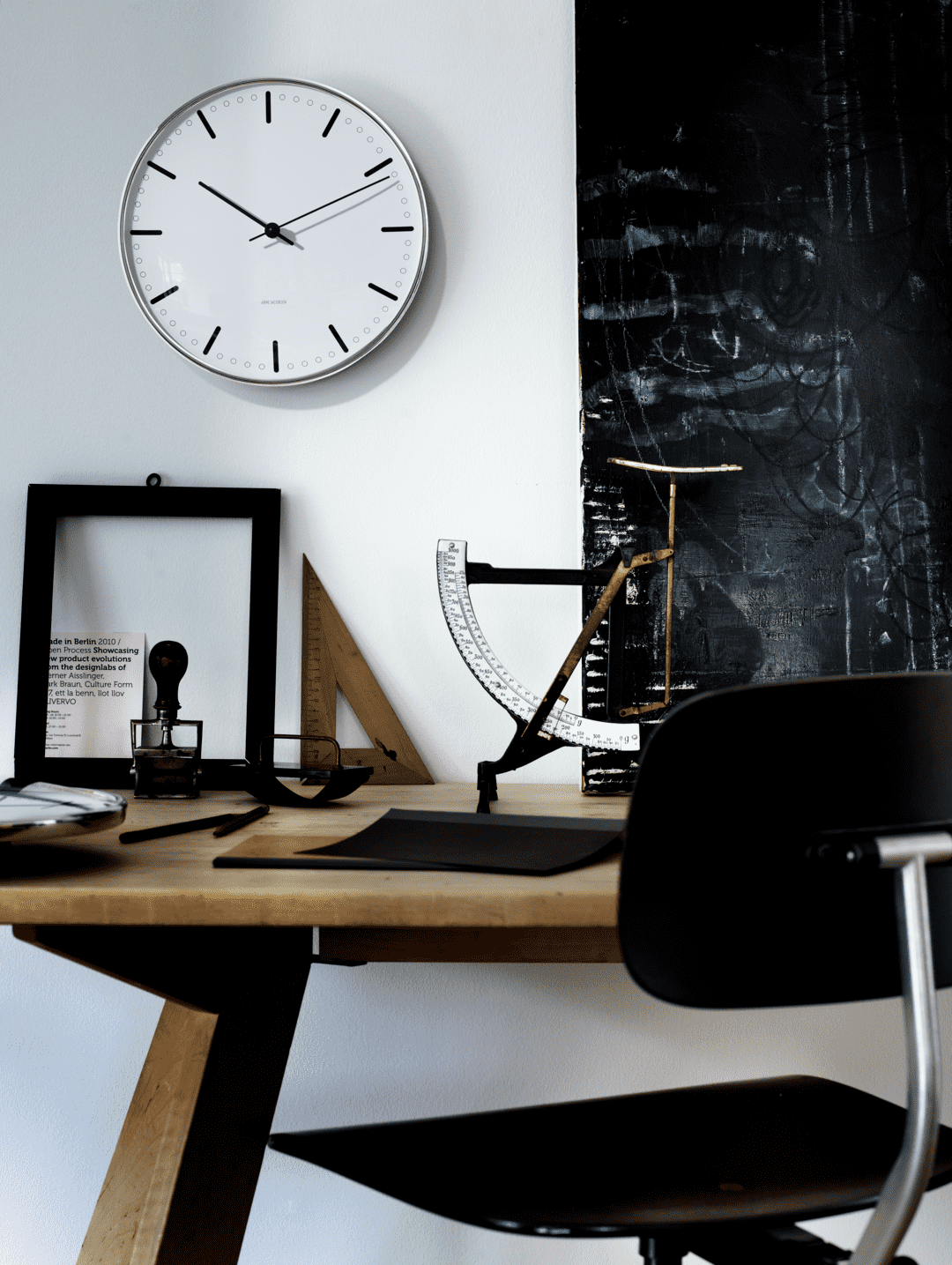 Arne Jacobsen - Stadshusets väggklocka Ø29 cm vit/svart