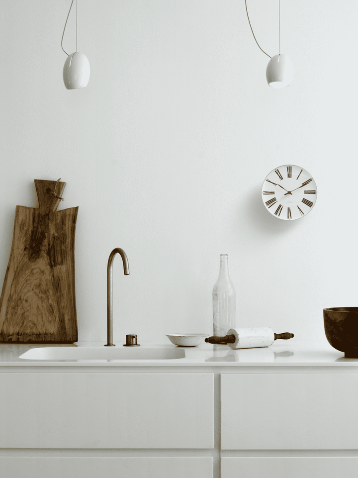 Arne Jacobsen - Romersk väggklocka Ø21 cm vit/svart
