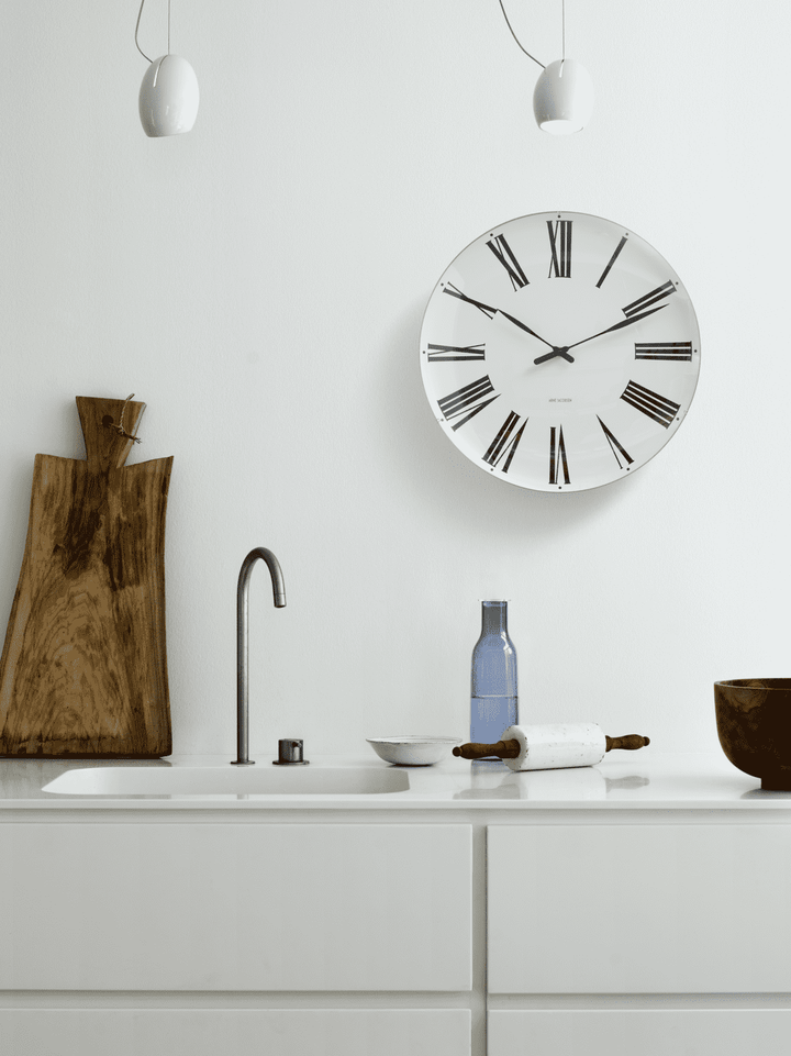 Arne Jacobsen - Romersk väggklocka Ø48 cm vit/svart