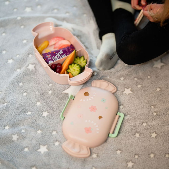 Madkasse - med rumopdeling og bestik - assorteret design