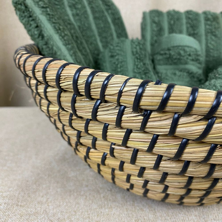 Korg Ø 33 x 12 cm i rotting med svart snöre