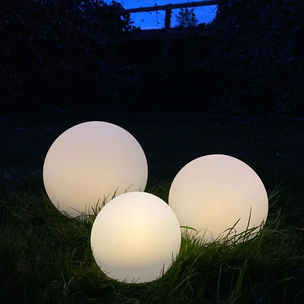 Solar lyskugle med spyd 3 stk. - Ø25/20/15 cm hvid plast