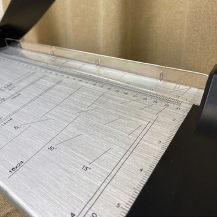 Pappersskärare med skala och vinklar - i aluminium