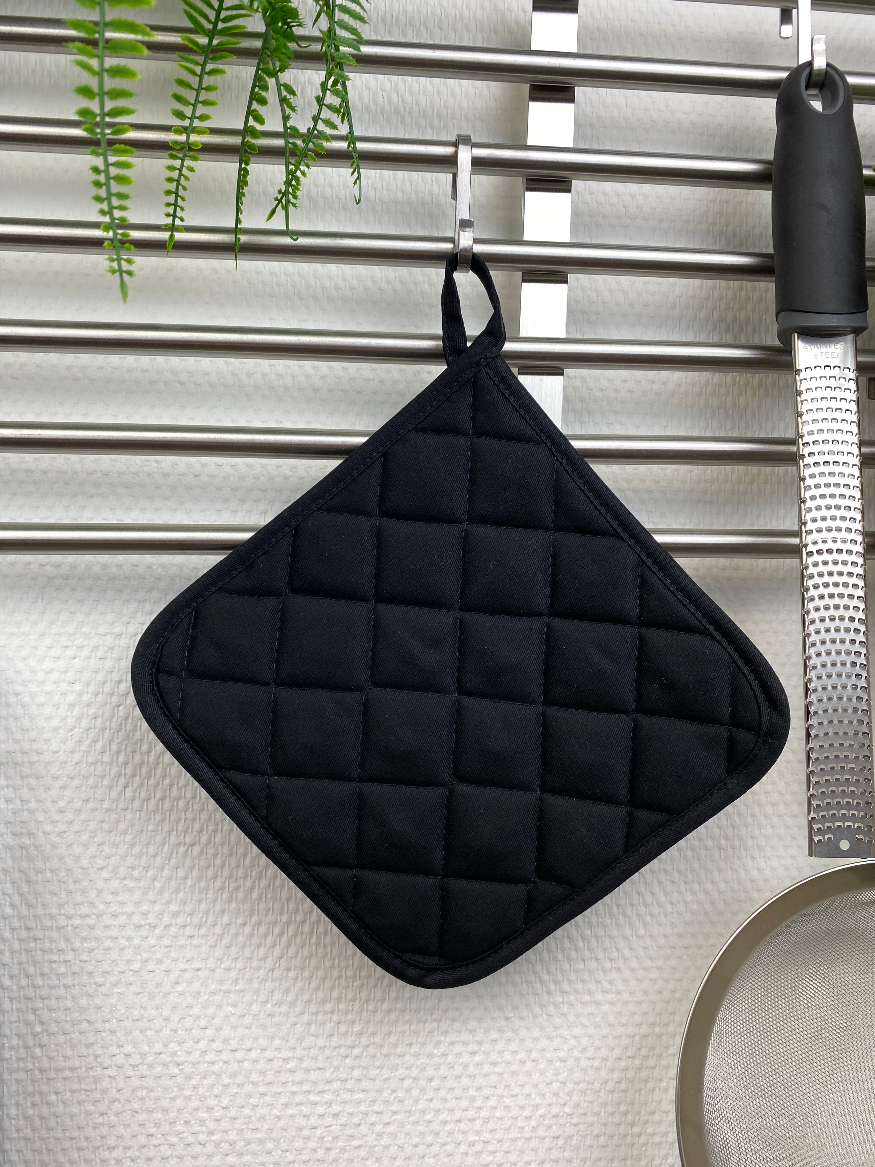 Daily - grytlapp 19x19 cm svart