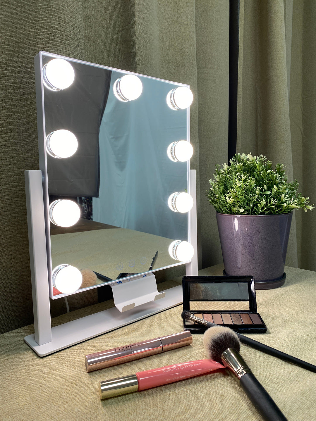 Conzept - sminkspegel med lampa och mobiltelefonhållare