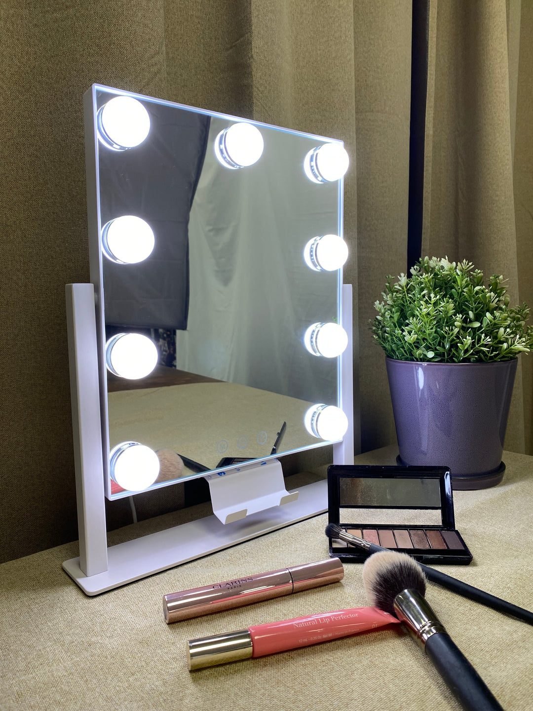 Conzept - sminkspegel med lampa och mobiltelefonhållare