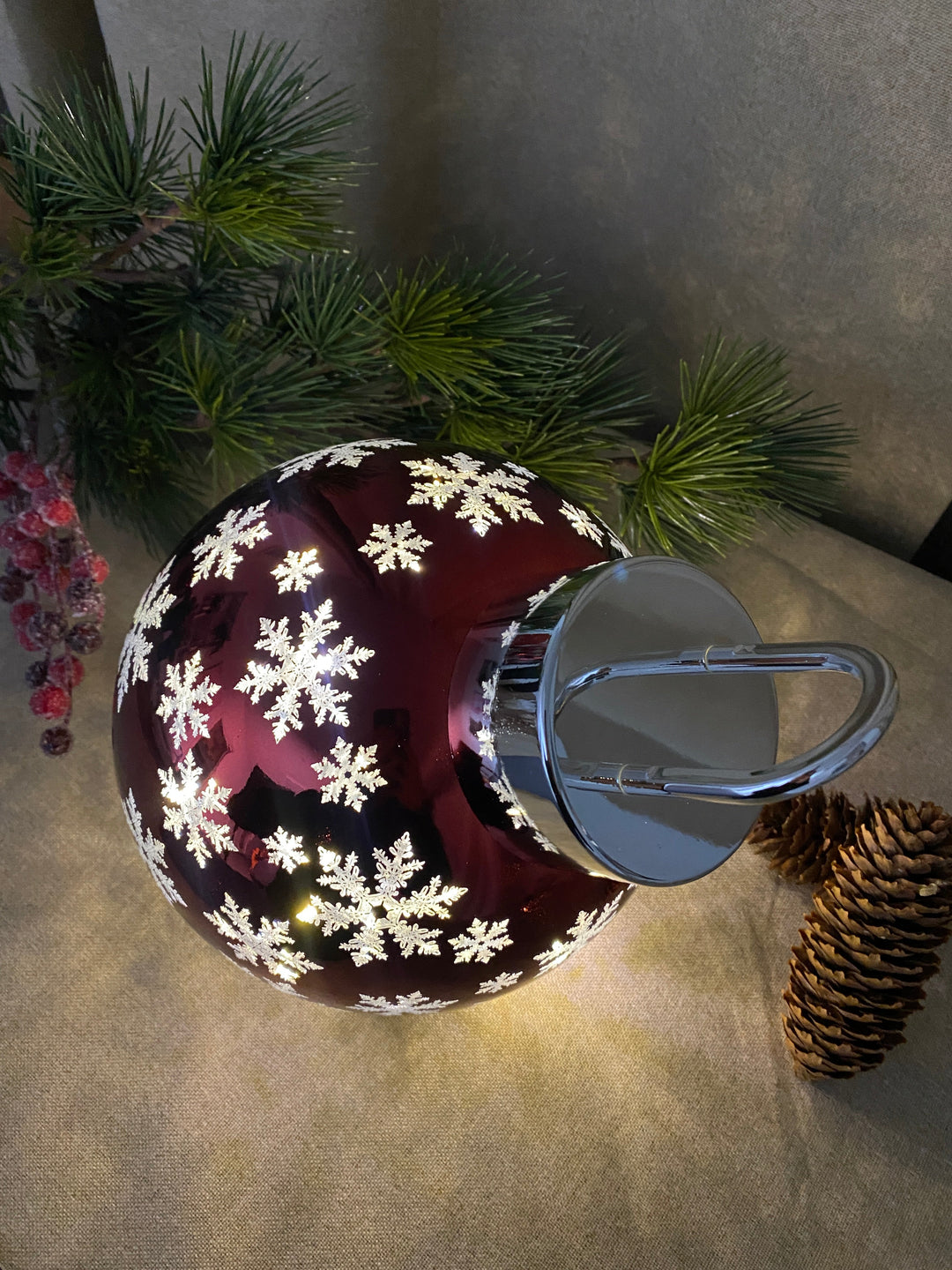Julkula med LED och snöflingor Ø20 cm