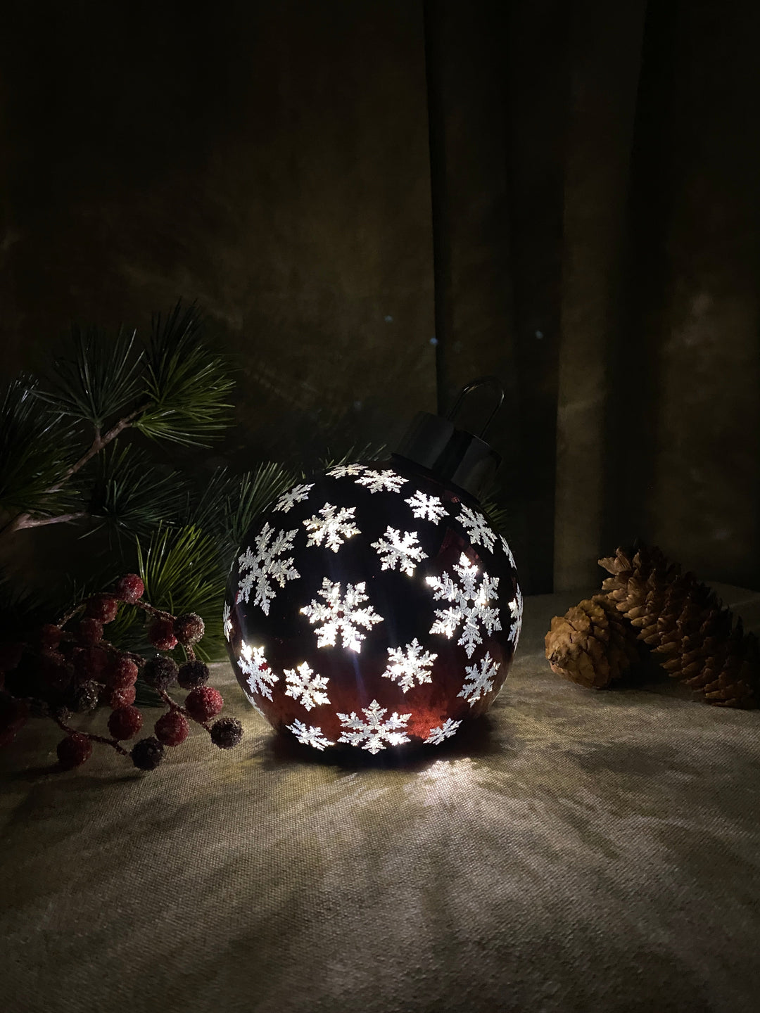 Julkula med stjärndekoration 15 LED Ø15 cm röd