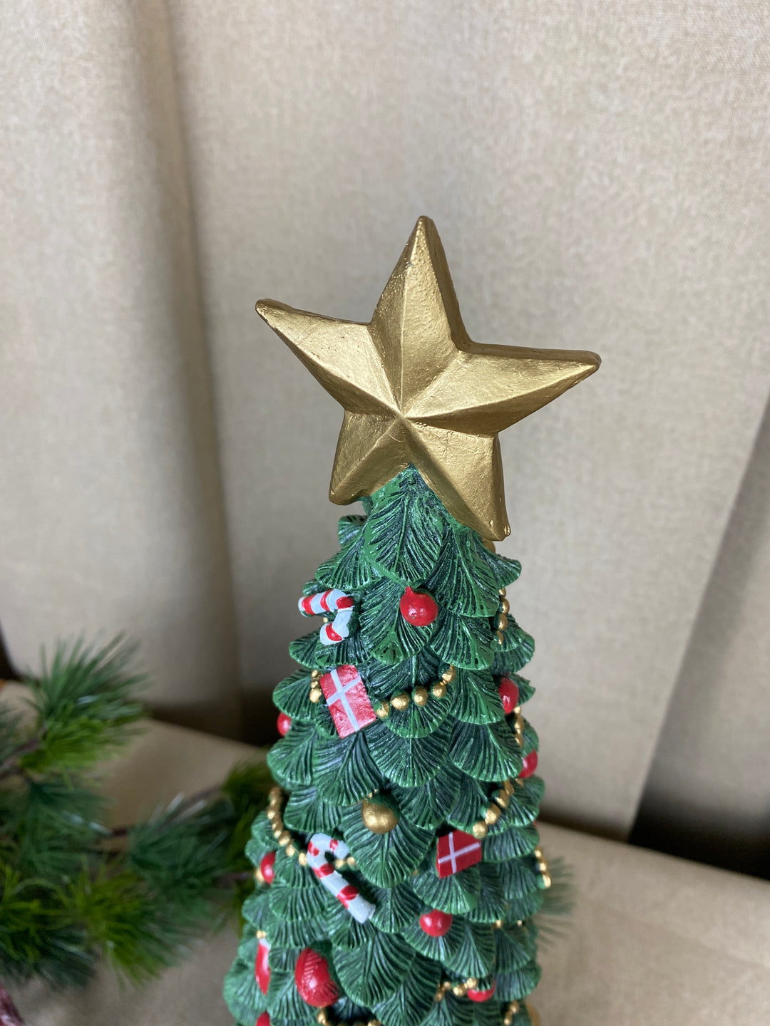 Julgran med dekorationer 50 cm polyresin mörkgrön