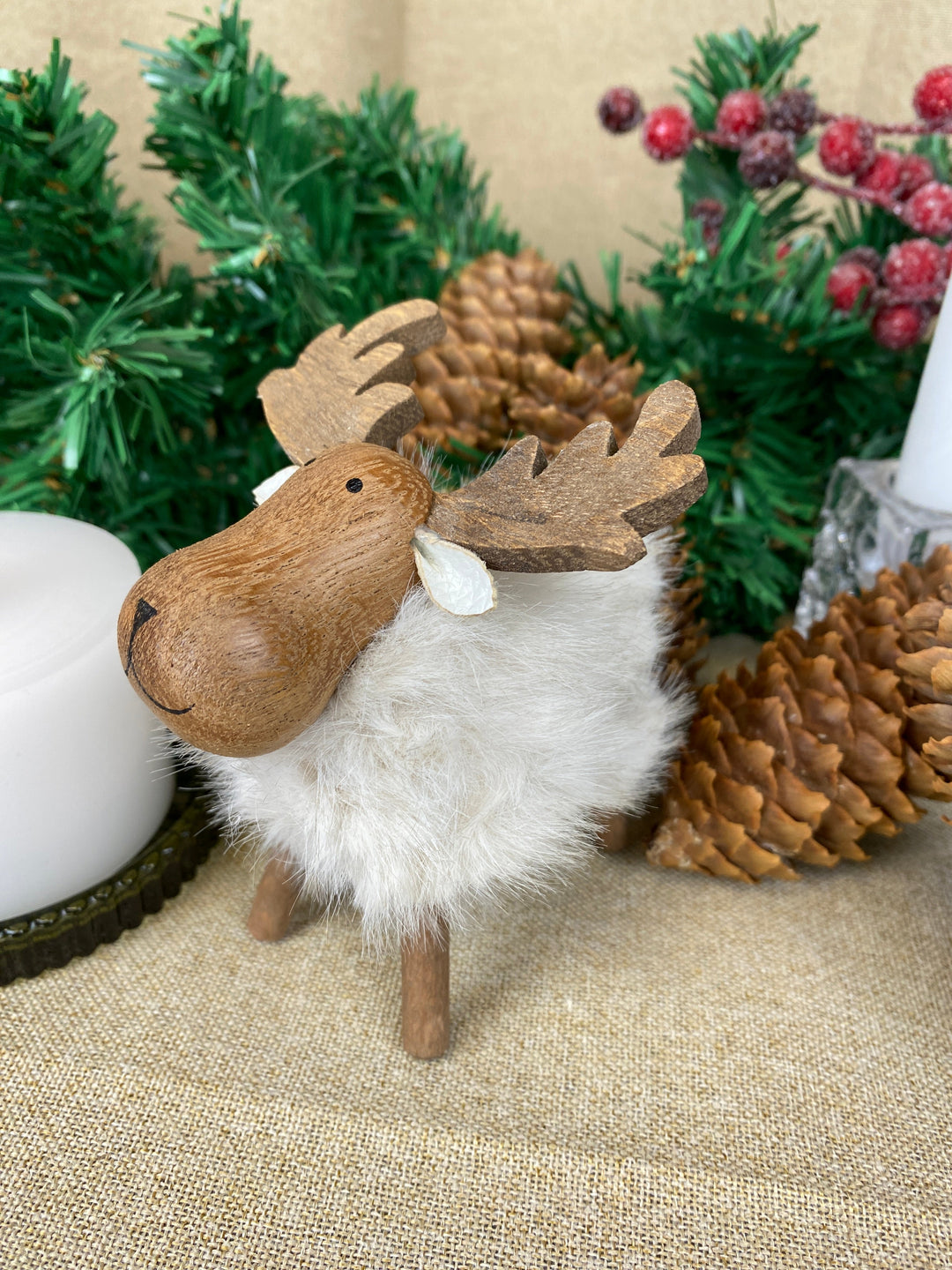 Älg med mjuk päls H11,3 cm - vit