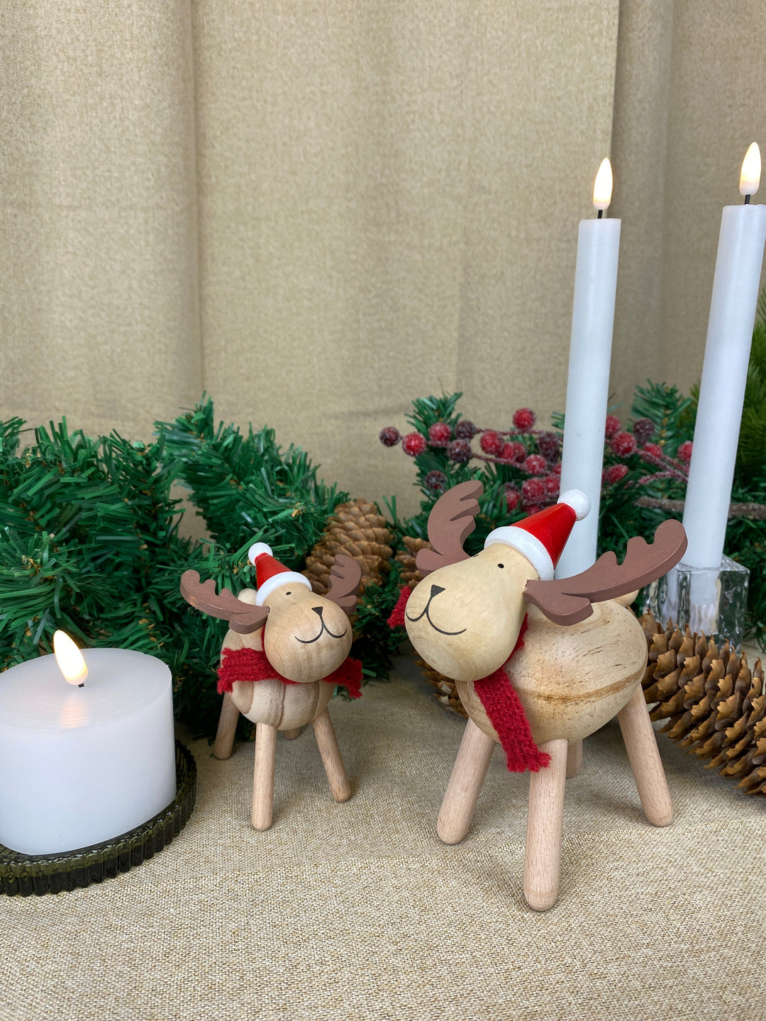 Ren med hatt - i furu 9,6 cm