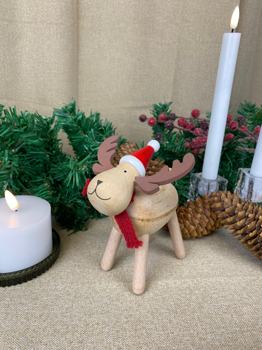 Ren med hatt - i furu 13,2 cm