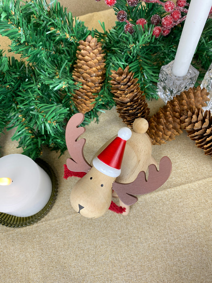 Ren med hatt - i furu 13,2 cm