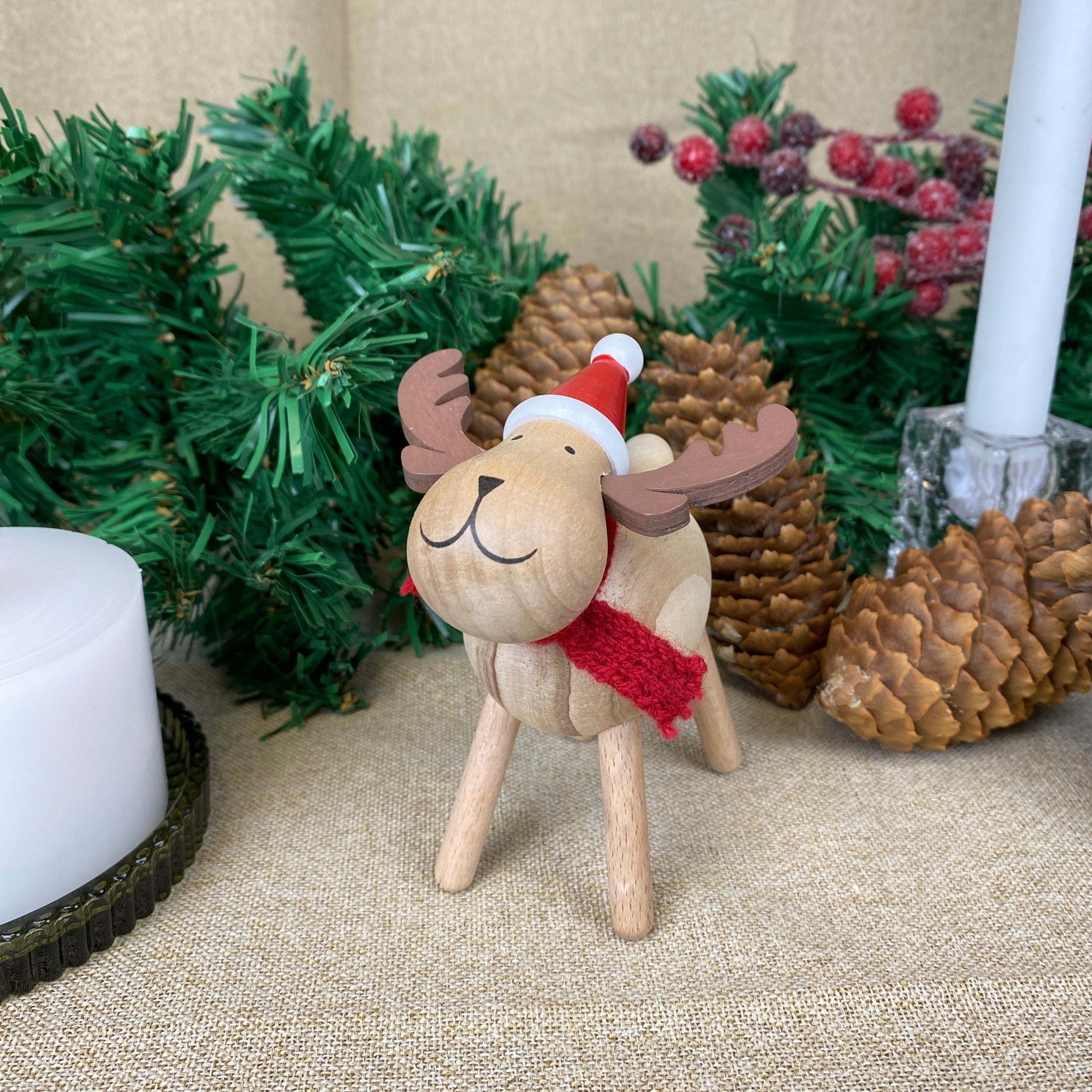 Ren med hatt - i furu 9,6 cm