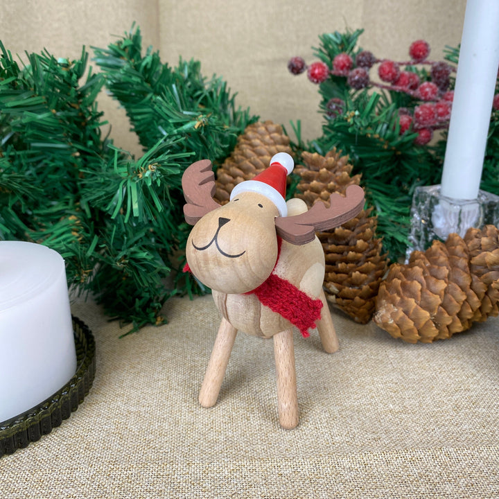 Ren med hatt - i furu 9,6 cm