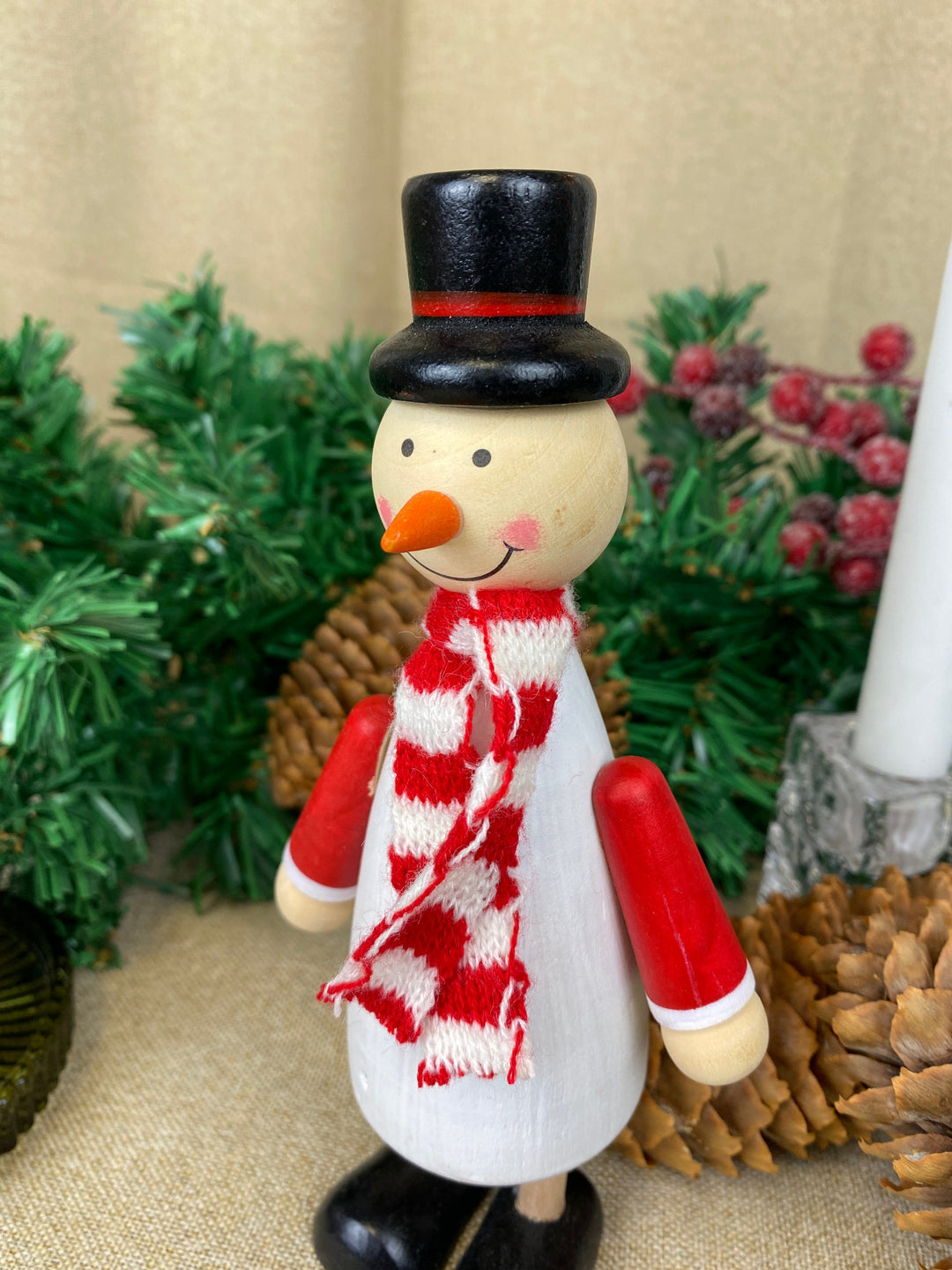 Snögubbe med halsduk - i furu 17,7 cm