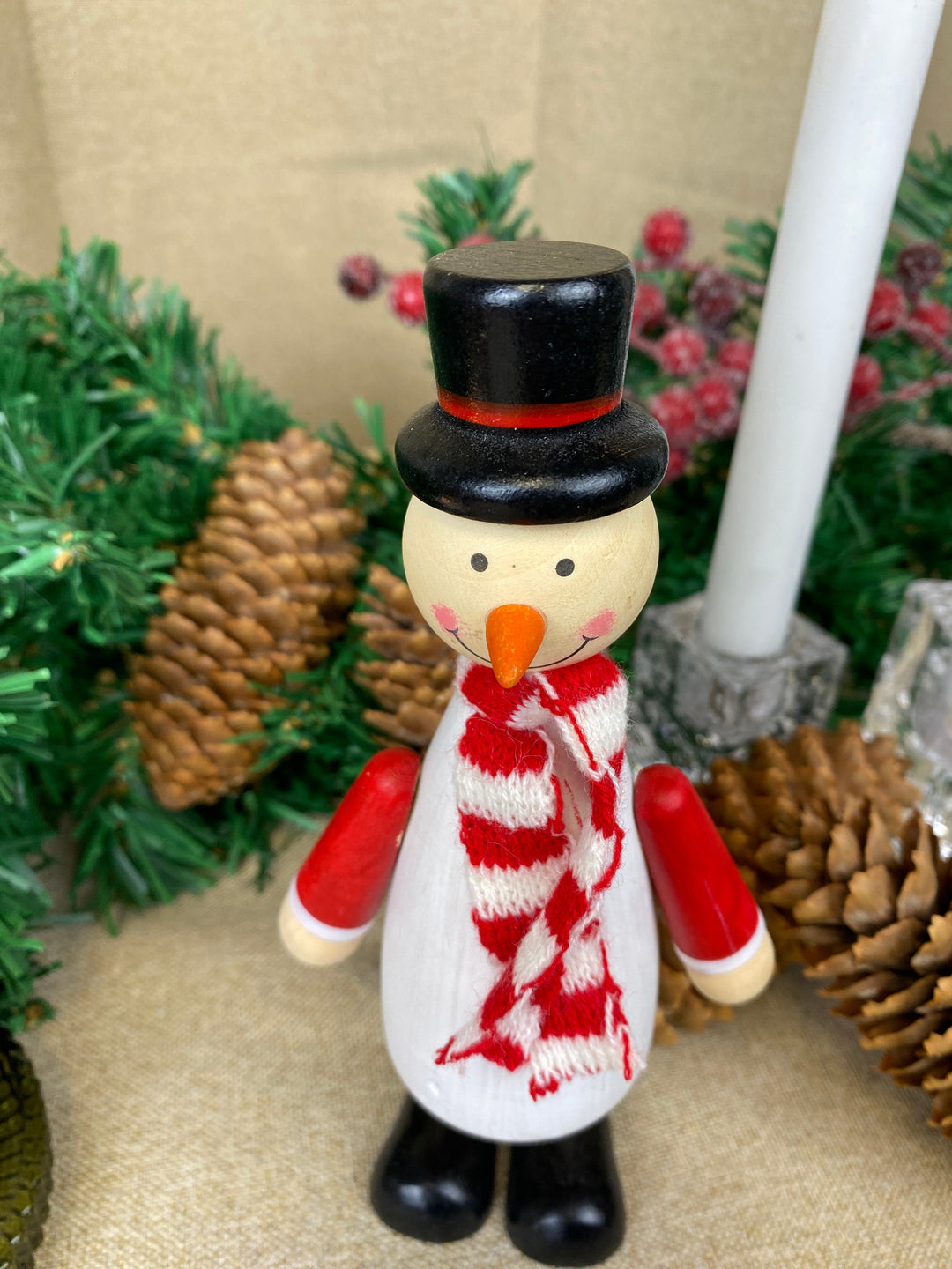 Snögubbe med halsduk - i furu 17,7 cm