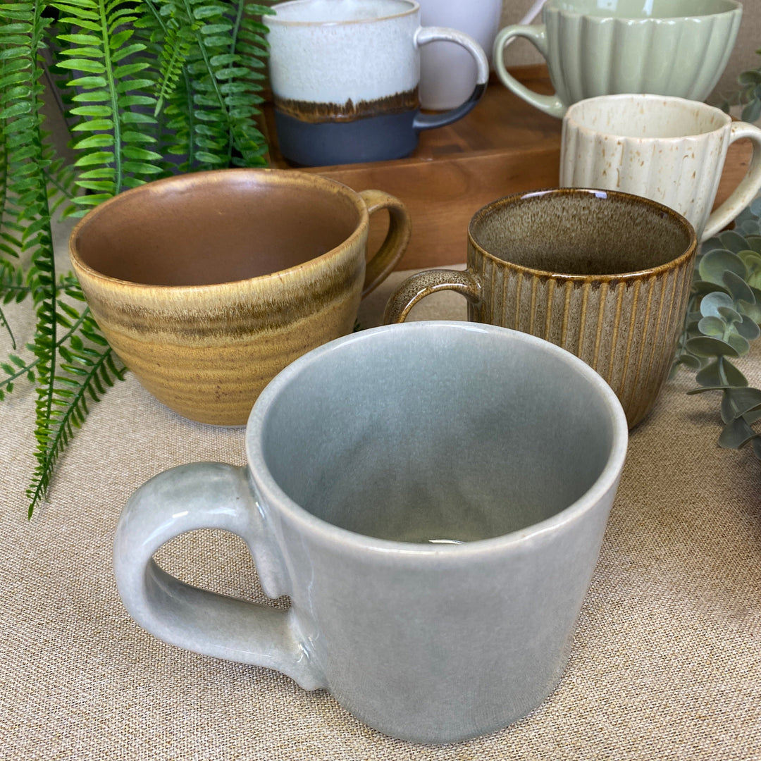 Keramiska muggar - blandade former och färger