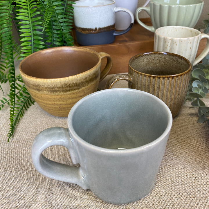 Keramiska muggar - blandade former och färger