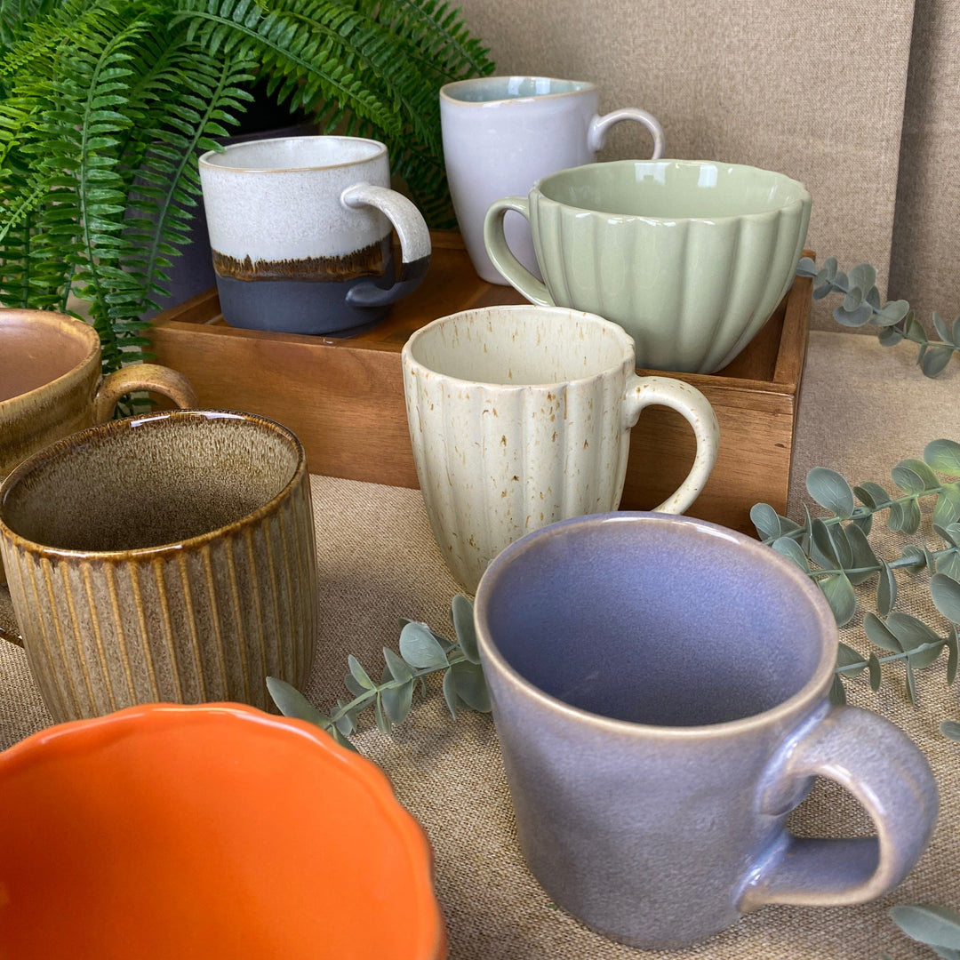Keramiska muggar - blandade former och färger