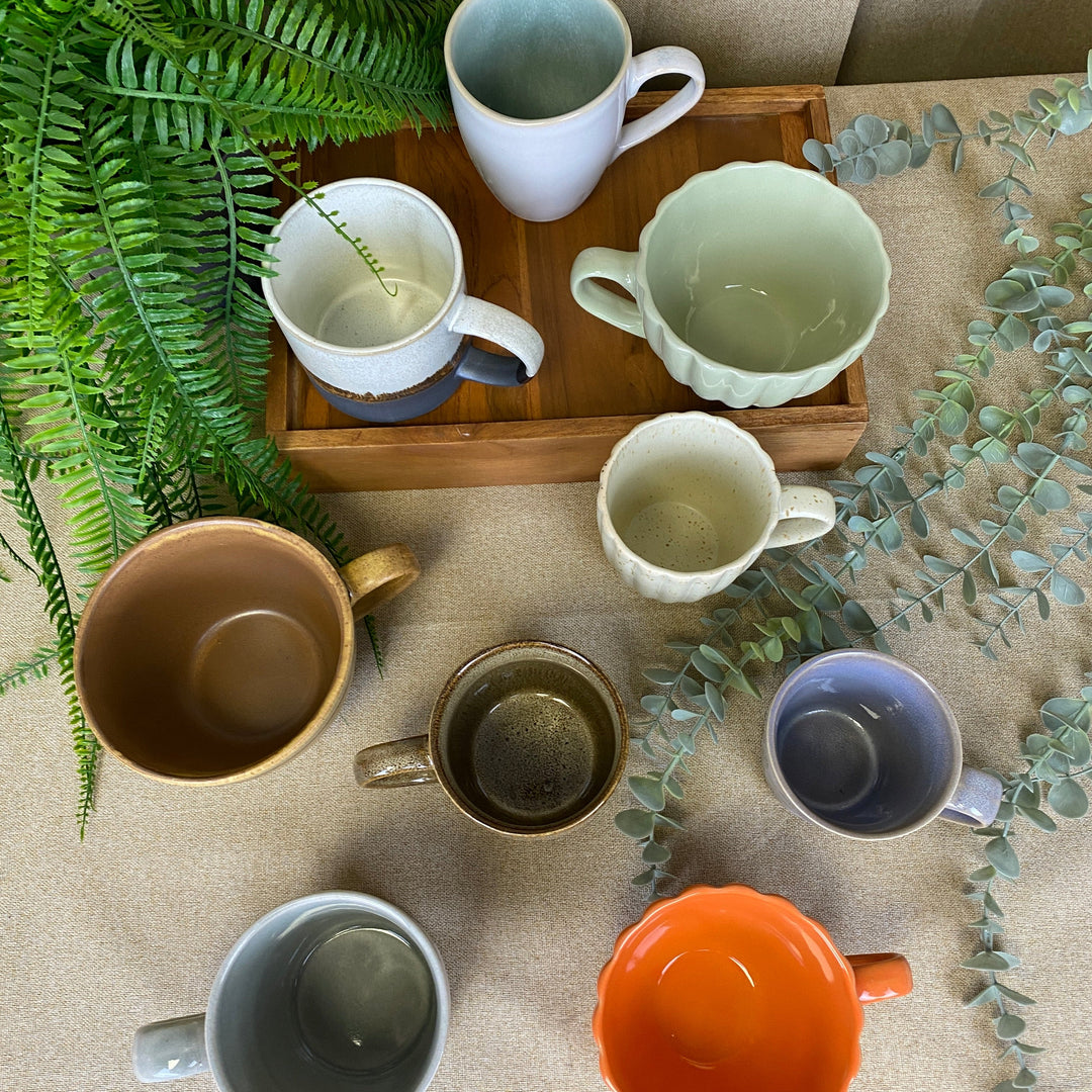 Keramiska muggar - blandade former och färger