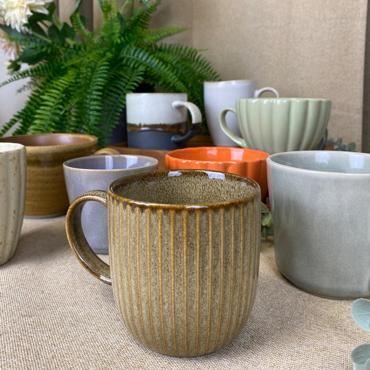 Keramiska muggar - blandade former och färger