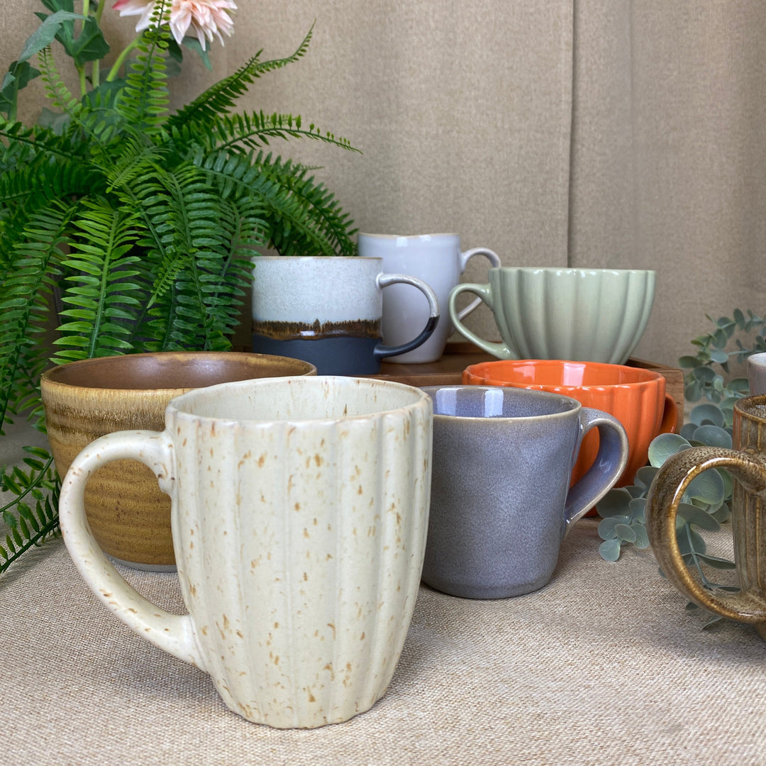 Keramiska muggar - blandade former och färger