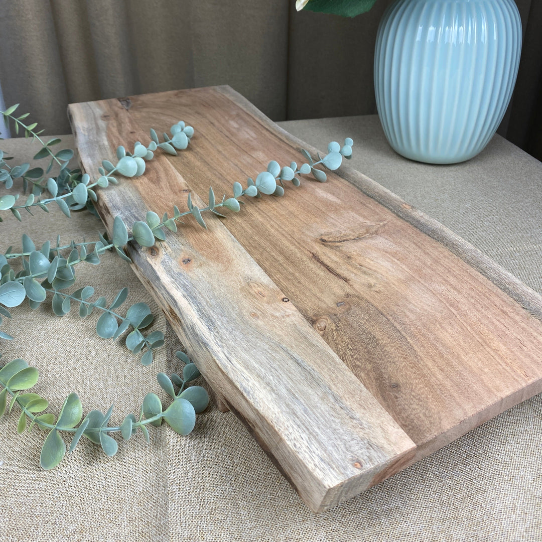 Serveringsbräda med ben 65x25x5 cm akaciaträ naturfärgad