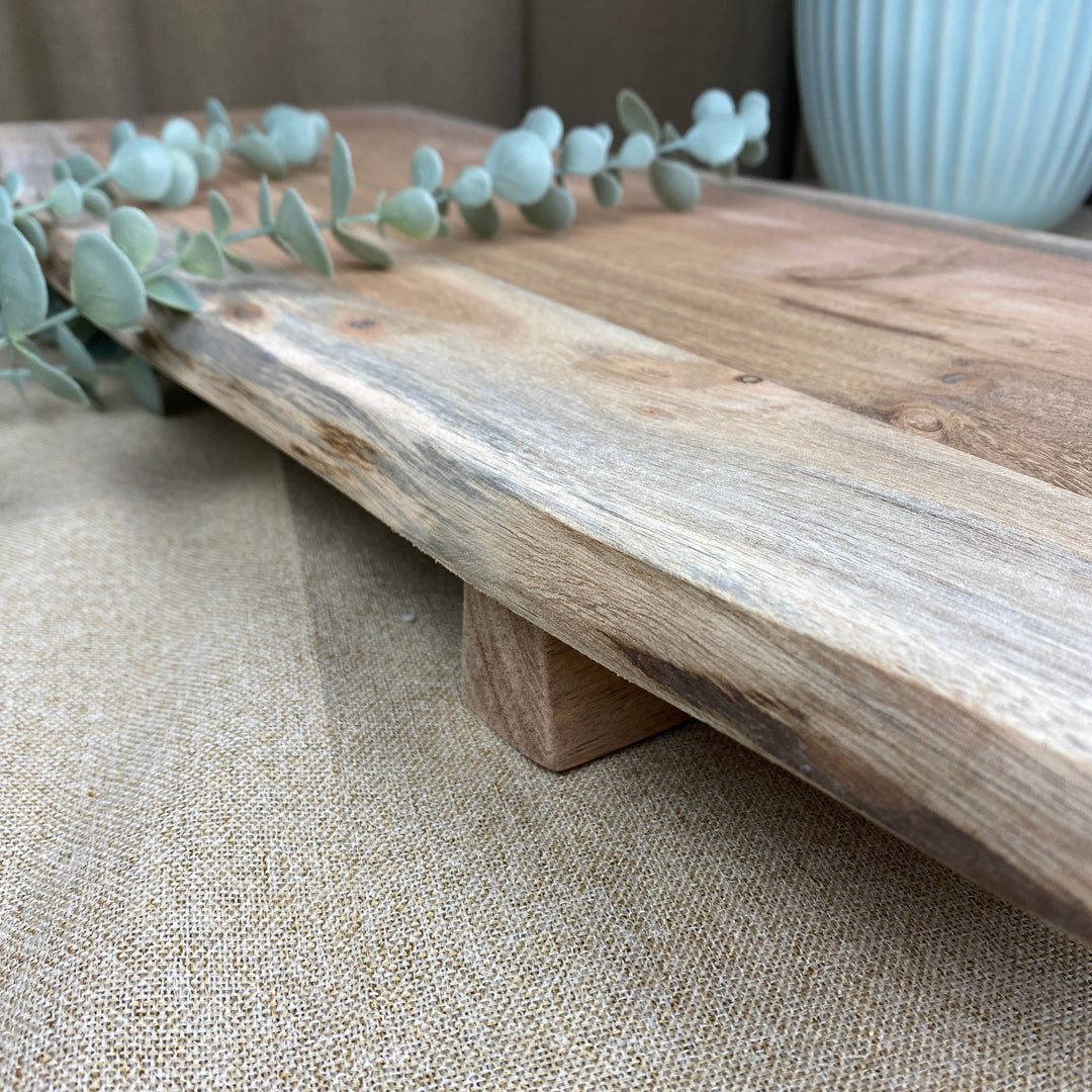 Serveringsbräda med ben 65x25x5 cm akaciaträ naturfärgad