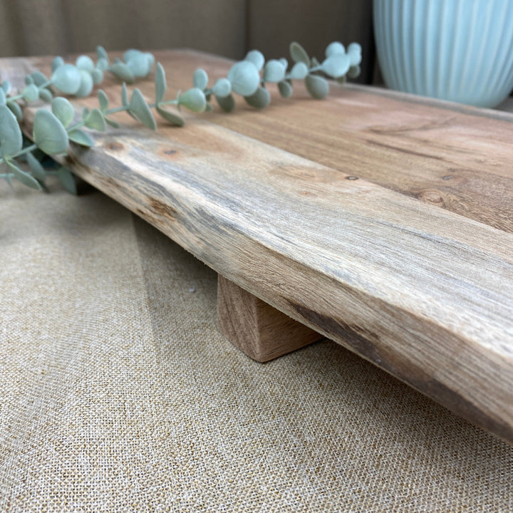 Serveringsbräda med ben 65x25x5 cm akaciaträ naturfärgad