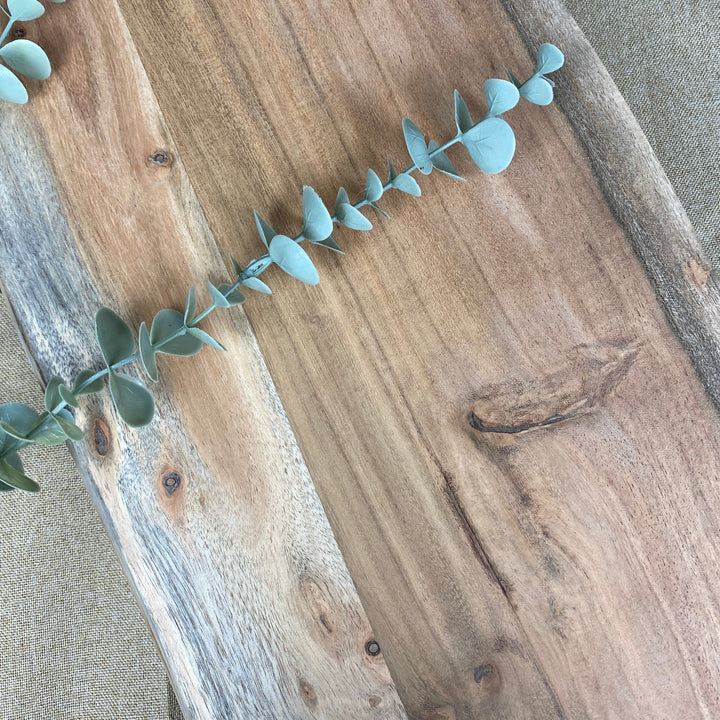 Serveringsbräda med ben 65x25x5 cm akaciaträ naturfärgad