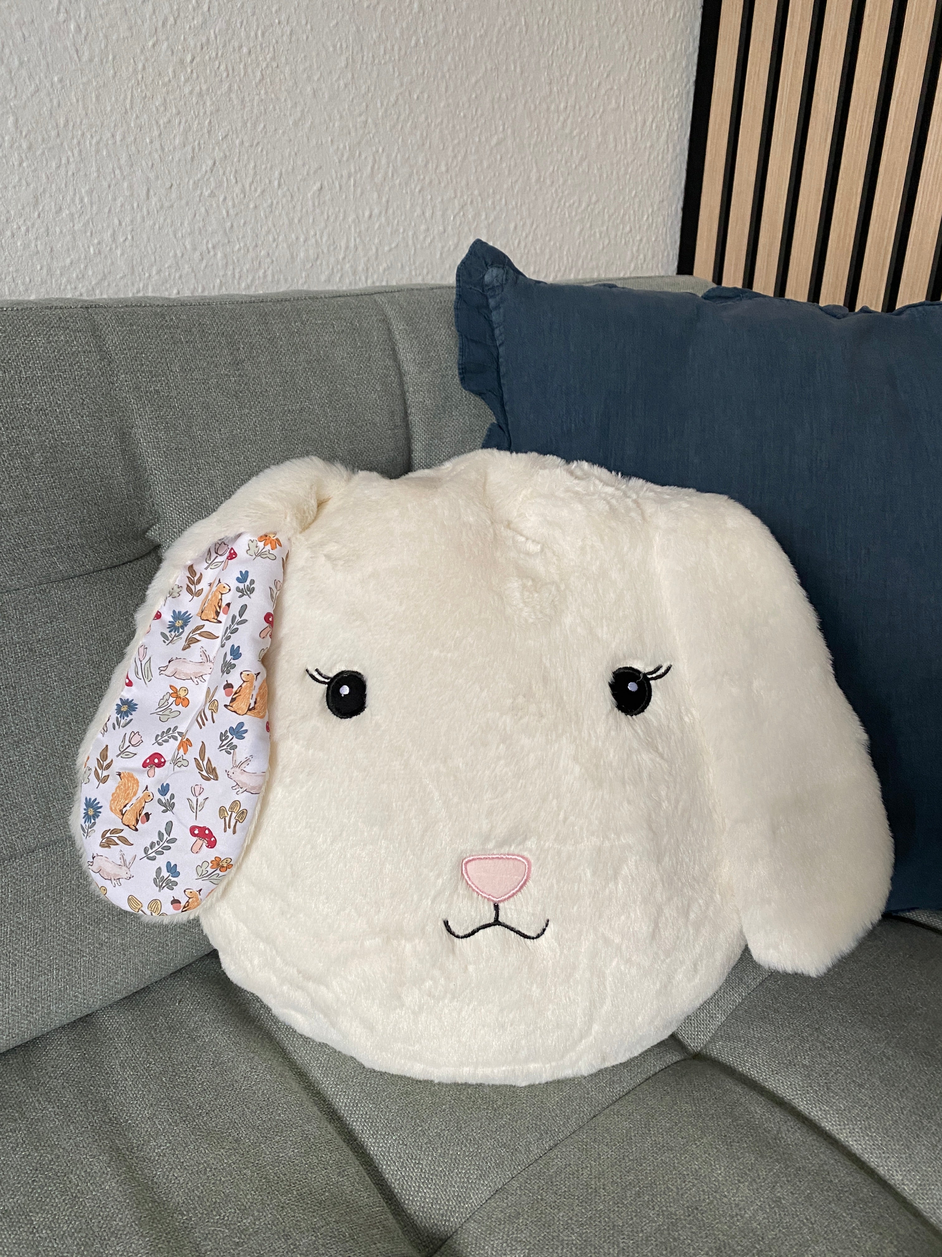 Kudde med fyllning 36x34x5 cm polyester kanin vit