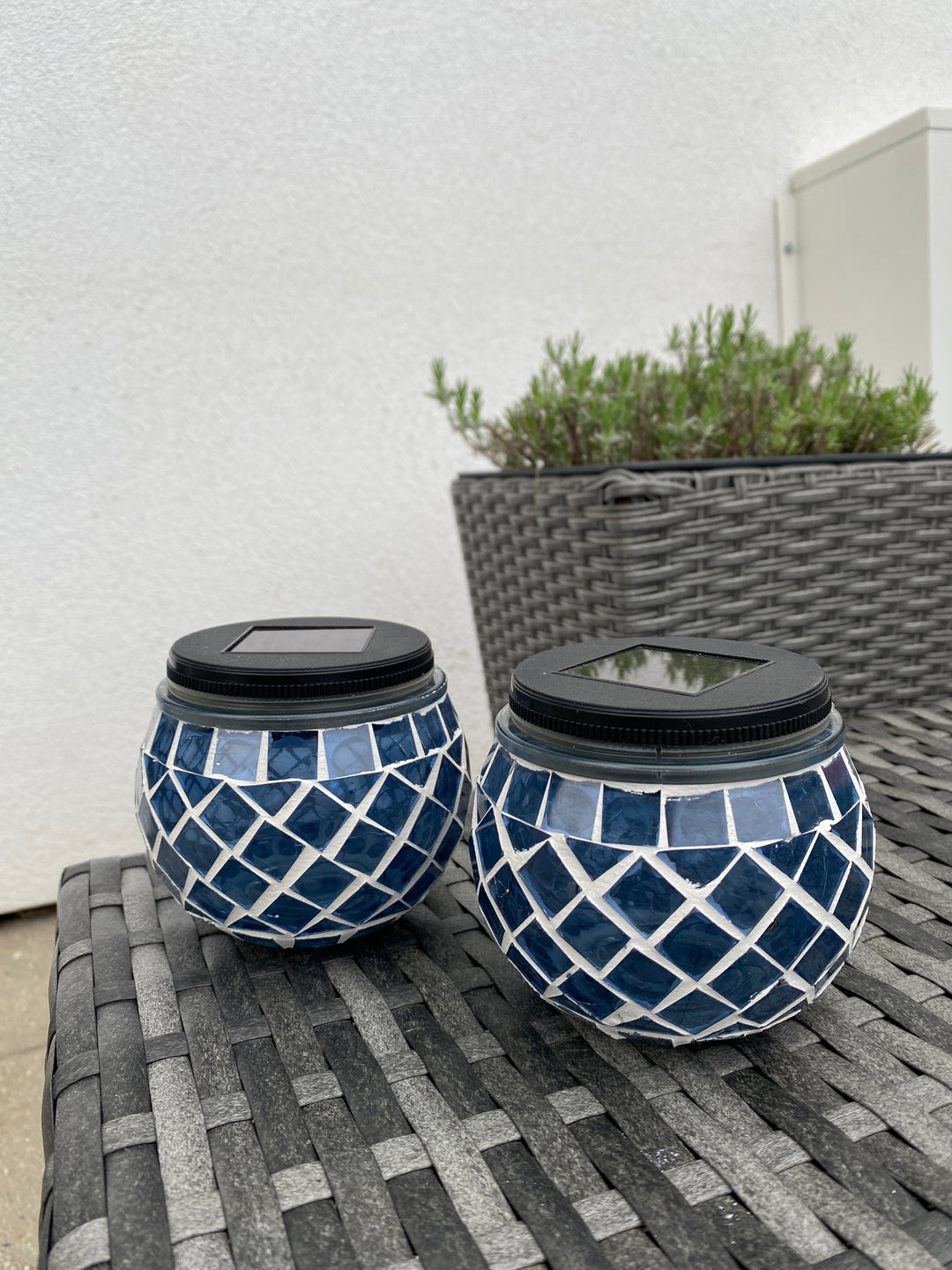 Solcellslampa i blå mosaik