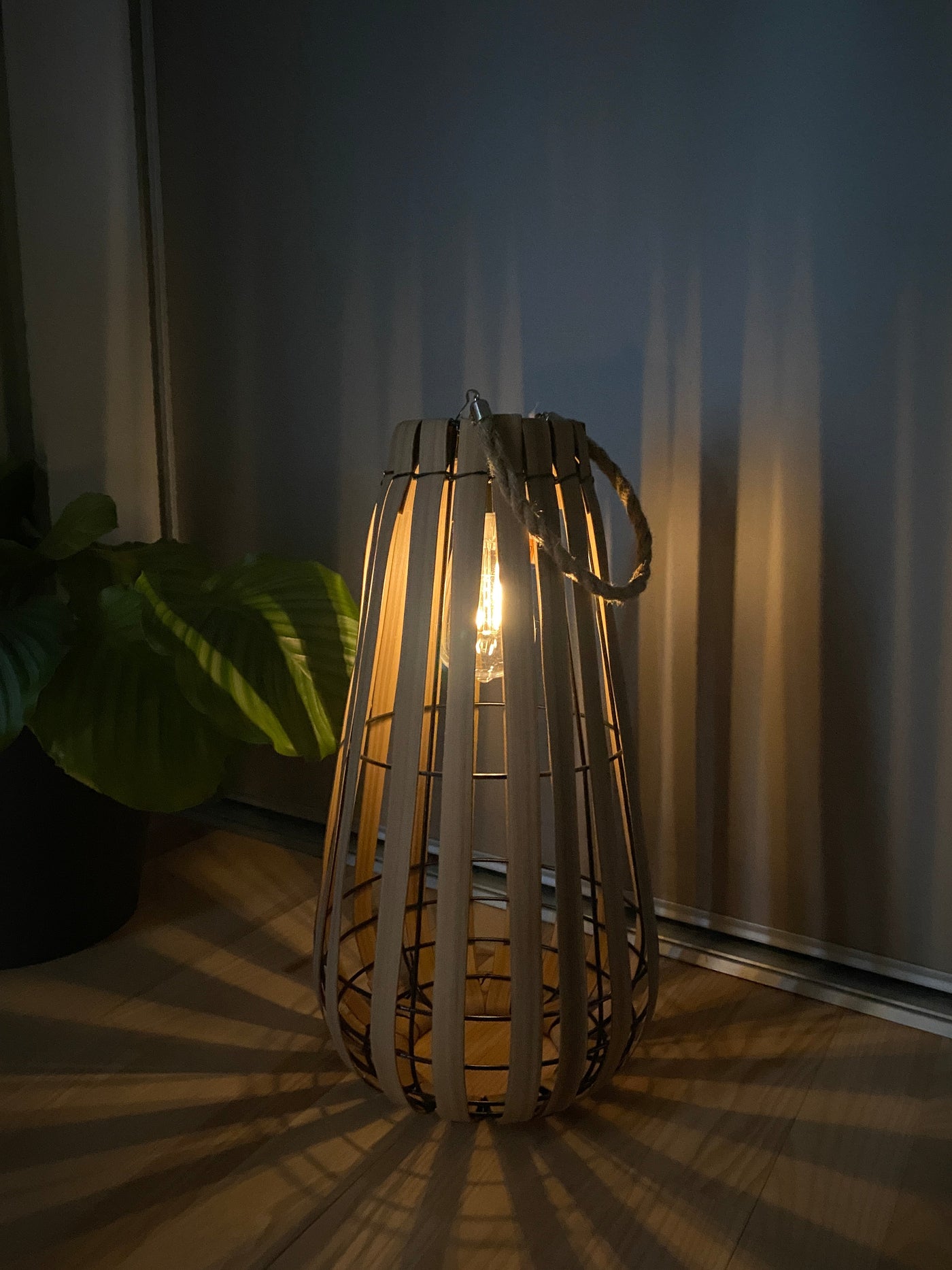 Sollykta med glödlampa - 23x23x42 cm plast/järnbrun