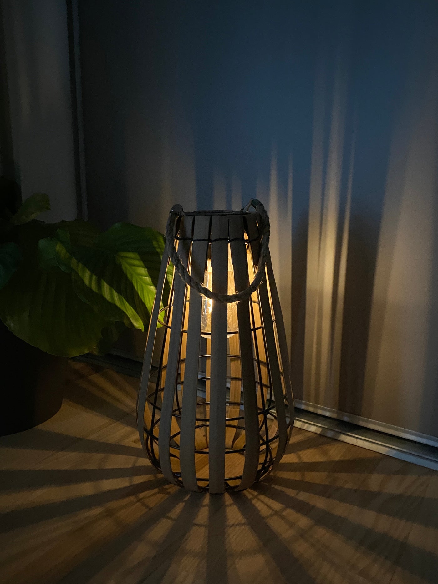 Sollykta med glödlampa - 20x20x33 cm plast/järnbrun
